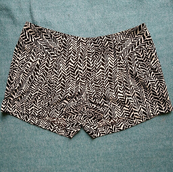 Express Pants - Express Dressy Cuffed Black White Shorts Size 0